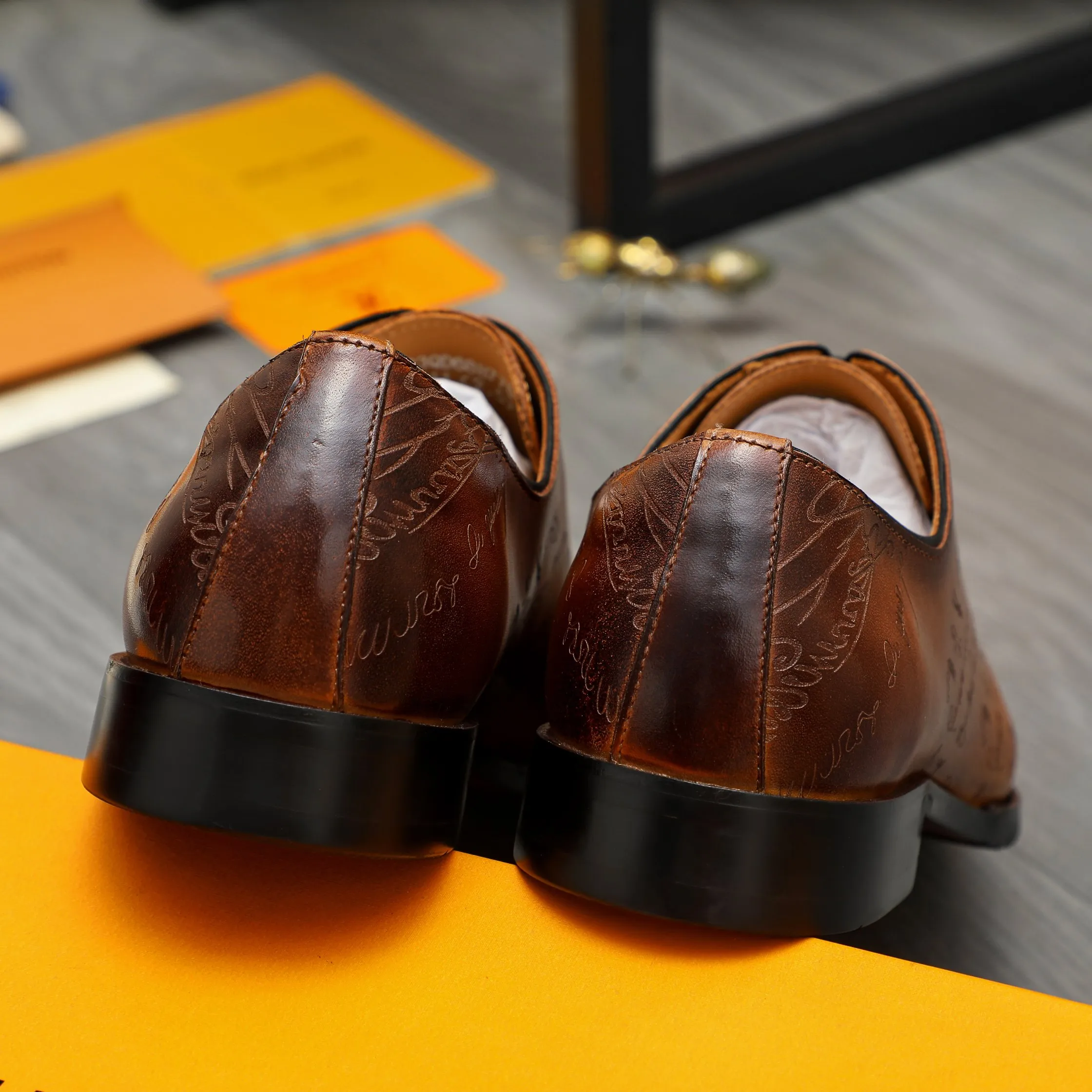 Men's shoes 💰580 Product trademark: LV "Louis Vuitton" business lace-up formal leather shoes Regular size: 37-46 Product materials: Selected carved cowhide upper, pigskin lining, rubber outsole